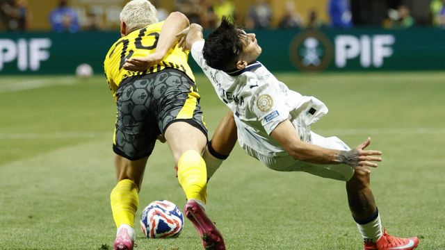 Il Var salva i tedeschi, l’arbitro ignora le risse