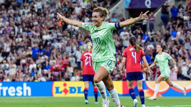 Cristiana Girelli tra gol, fornelli e l’esultanza speciale, chi è la star delle azzurre