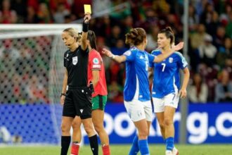 due gol annullati, un rosso nel recupero e tante proteste