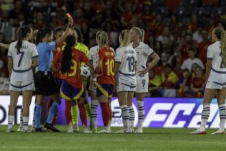 Ferrieri Caputi fischia due rigori per la Roja ma succede di tutto, cosa ha fatto la Lehmann