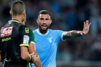 svista clamorosa dell'arbitro sul gol annullato, siparietto a fine gara