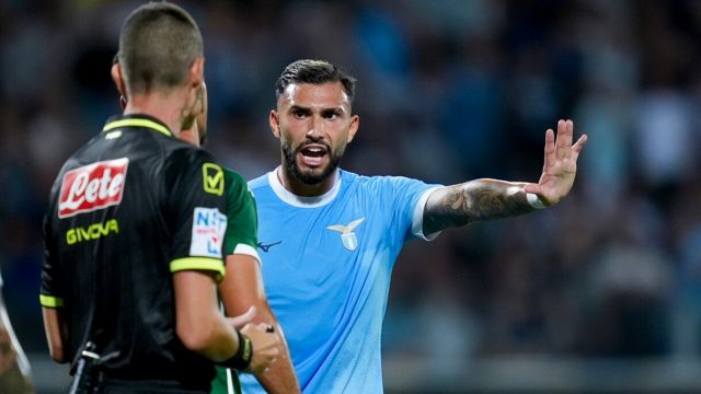 svista clamorosa dell'arbitro sul gol annullato, siparietto a fine gara