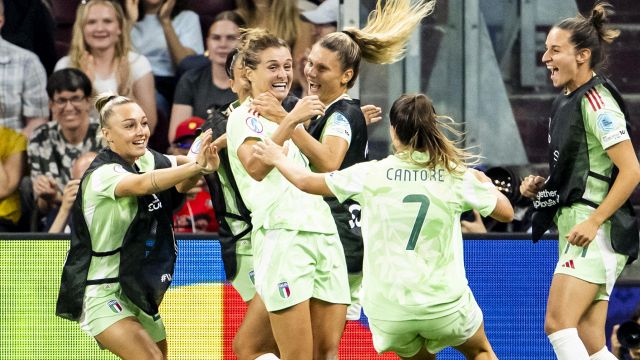 vola in semifinale e fa impazzire il web