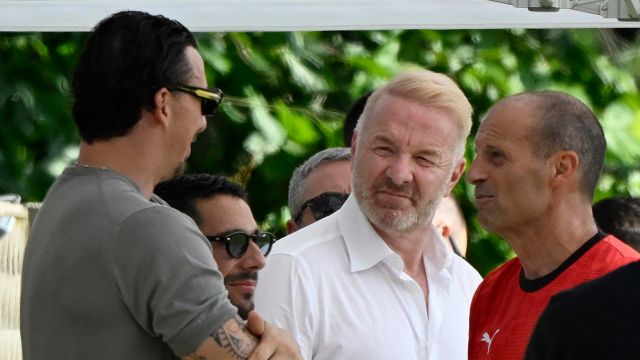 il d.s. ha un motivo da 50 milioni per restare in sede