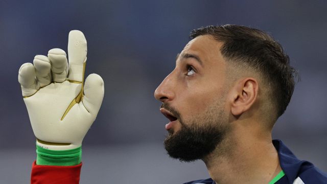 Donnarumma e il figlioletto assediati dai tifosi del Galatasaray, ma il Psg ha avviato la trattativa con lo United