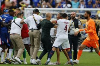 capelli tirati, un espulso, maxirissa e Luis Enrique perde la testa