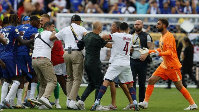 capelli tirati, un espulso, maxirissa e Luis Enrique perde la testa
