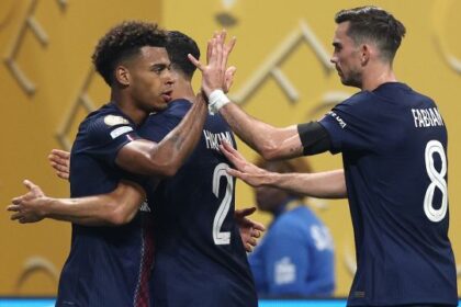 francesi in 9 ma in semifinale grazie a Douè e Dembelè. Follia Pacho-Hernandez