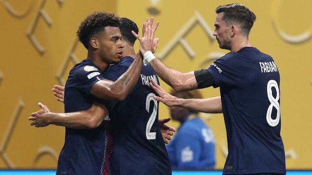 francesi in 9 ma in semifinale grazie a Douè e Dembelè. Follia Pacho-Hernandez