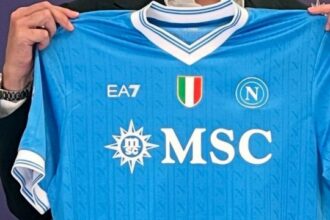Napoli, De Bruyne si prende la maglia di Lukaku ma è bufera per l'errore in inglese sulle nuove divise