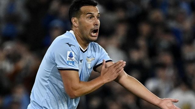 Lazio, figlio Pedro si veste da donna e scatena gli haters: la replica del giocatore