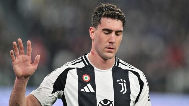 Vlahovic mette like all'esultanza di Bellingham, bufera sul web. Lo sfogo di Ezio Greggio
