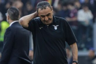 Lazio, Sarri ricoverato per un malore dopo l'allenamento? Come sta il tecnico: il club fa chiarezza