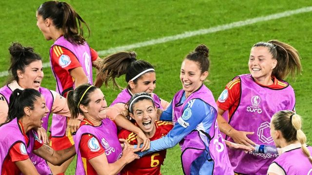 Bonmati, dalla meningite alla leggenda, Spagna in finale, festa con i tamburi