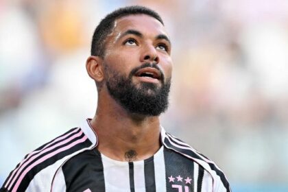 il freddo saluto ai tifosi prima di andare al Nottingham Forest. Ora può tornare Kolo Muani