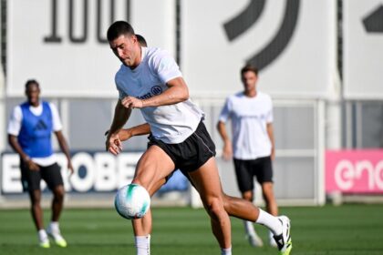 Vlahovic: aspetta il Milan, ma la Juve ha fretta e attende un'offerta