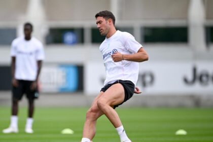 Vlahovic, zero offerte: la Juve ha fretta, aumenta il pressing ma lui aspetta il Milan...