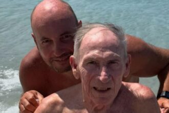 Zeman e il figlio Karel sui social: la foto al mare