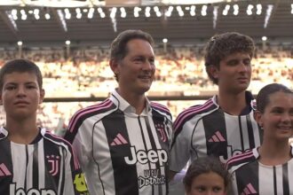 Il messaggio ai tifosi e un pensiero alla stagione. Elkann: "Juve, l'obiettivo è vincere"