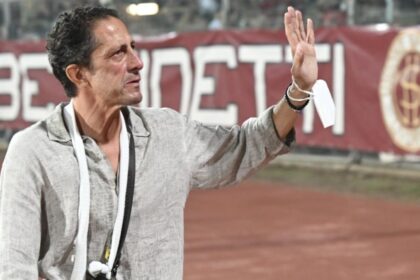 Protti e le lacrime sotto la curva: l'emozionante saluto del Livorno al suo ex bomber