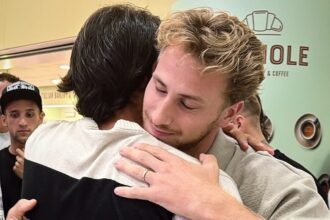 Il Bari accoglie Verreth: l'abbraccio dei compagni di squadra al rientro in città