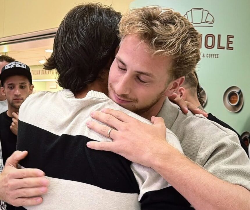 Il Bari accoglie Verreth: l'abbraccio dei compagni di squadra al rientro in città