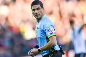 l'arbitro spiega col microfono la decisione del Var