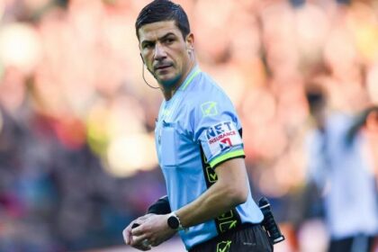 l'arbitro spiega col microfono la decisione del Var