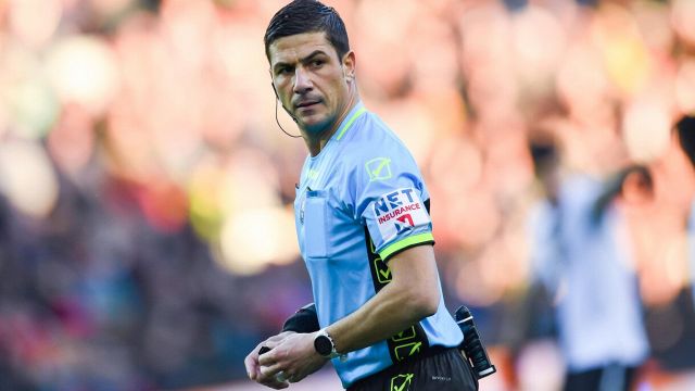 l'arbitro spiega col microfono la decisione del Var