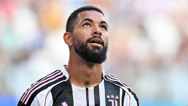 Juventus, spunta un gesto di Douglas Luiz che cambia tutto. Kolo Muani si avvicina: la strategia di Comolli