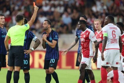 l'arbitro ignora anche le richiesta del Monaco