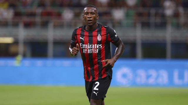 Milan, Estupinan prima vittima di San Siro. L'ecuadoriano bocciato dai tifosi