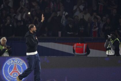 Donnarumma travolto dall'affetto dei tifosi del Psg, l'addio di Gigio è una consacrazione