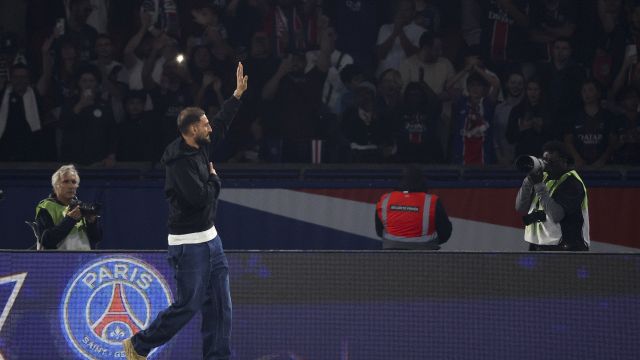 Donnarumma travolto dall'affetto dei tifosi del Psg, l'addio di Gigio è una consacrazione