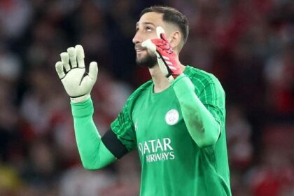 solo Kvara e Dembelè si schierano con lui. L'agente minaccia, il City lo blocca