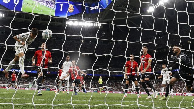 Spagna, Var sotto accusa, arbitro rimosso, gol Atletico irregolare, tre reti annullate al Real: è bufera