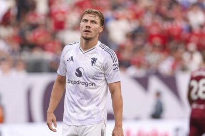 Milan, all in su Hojlund: l'attaccante verso il sì ad Allegri. Ma i tifosi lo bocciano: “Meglio Vlahovic”