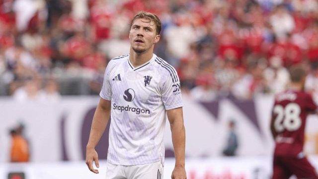 Milan, all in su Hojlund: l'attaccante verso il sì ad Allegri. Ma i tifosi lo bocciano: “Meglio Vlahovic”