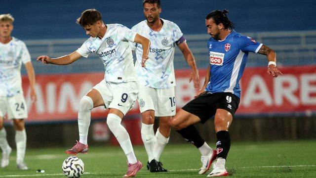 magìa di Topalovic, ma il Novara fa 1-1. Contemporaneità coi "grandi", è bufera