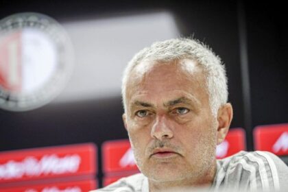 piange davanti ai giornalisti ricordando il suo ex giocatore