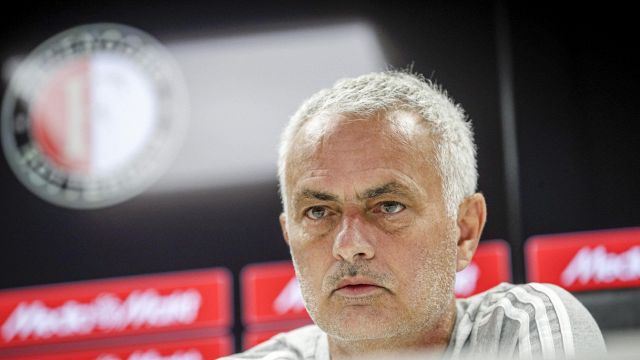 piange davanti ai giornalisti ricordando il suo ex giocatore