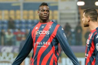 Balotelli, il fratello Enock all’attacco dopo le voci su Pavia e Milan Futuro. Mario festeggia il compleanno e svela un rimpianto