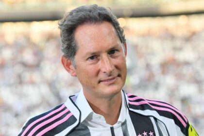 Elkann fissa l’obiettivo della Juventus, poi il discorso alla squadra e l’omaggio a Yildiz
