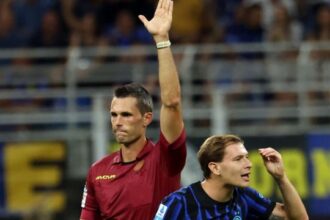 Marchetti rimane in muto e poi viene sovrastato dai fischi