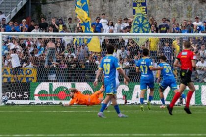 Pairetto va ko, debutta in B arbitro Vingo e succede di tutto, rigore ed espulsione