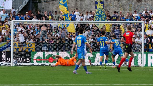 Pairetto va ko, debutta in B arbitro Vingo e succede di tutto, rigore ed espulsione