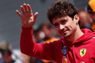 Ferrari, Leclerc rende omaggio a Maradona nella giornata dei mancini