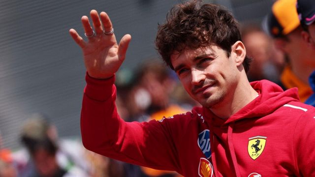 Ferrari, Leclerc rende omaggio a Maradona nella giornata dei mancini
