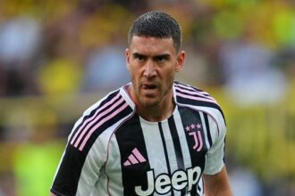 Vlahovic fischiato nella sfida in famiglia della Juve, reazione chiarissima dopo il gol: scoppia il caso