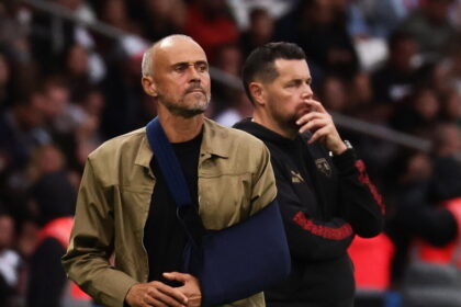 L'ultima moda di Luis Enrique, metà gara in tribuna - Calcio